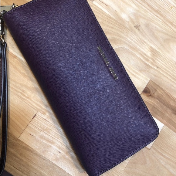 Michael Kors wristlet - Picture 1 of 3